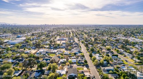 4239 42nd St, Phoenix AZ  85018-4207 exterior