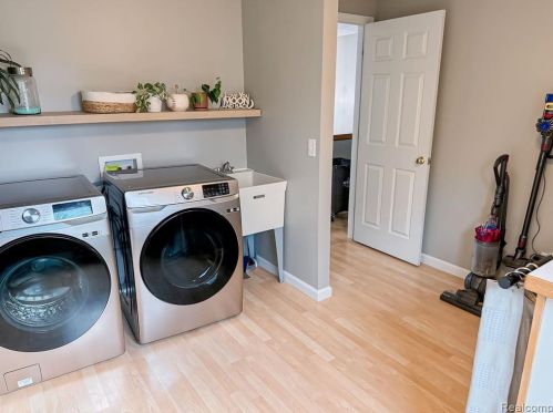 13176 Blackwood Dr, Dewitt MI 48820-8103 exterior