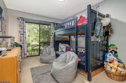 15 Hillside Ct, Clinton NJ 08809-1136 exterior