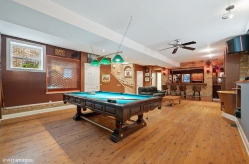 1342 Roscoe St, Chicago IL 60618-5132 exterior