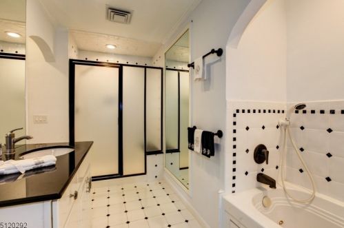 62 Cooper Rd, Parsippany NJ 07834-3419 exterior