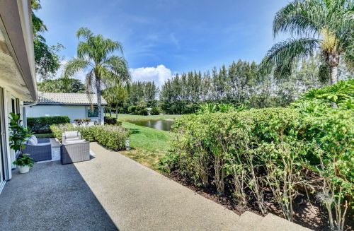 36 Hampshire Ln, Boynton Beach FL 33436-7414 exterior