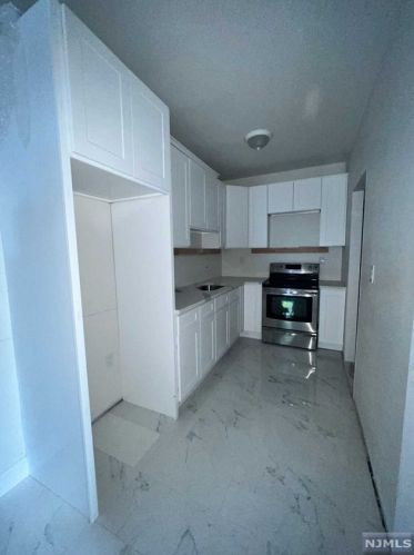 303 Dixon Ave, Paterson NJ  07501-3328 exterior