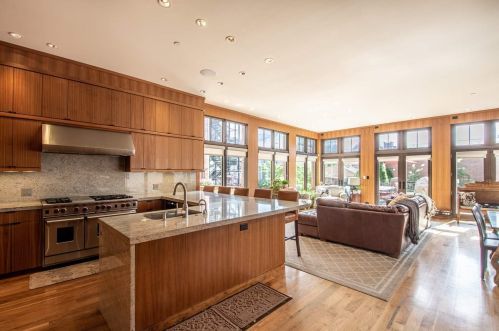 2725 Kenmore Ave, Chicago IL 60614-1305 exterior