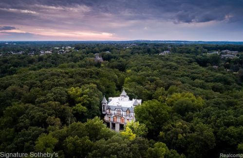 2009 Victoria Hl, Rochester MI exterior