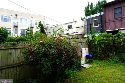 2237 Carpenter St, Philadelphia PA 19146-2418 exterior