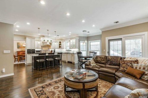 90 Hamlet Dr, Commack NY 11725-4438 exterior