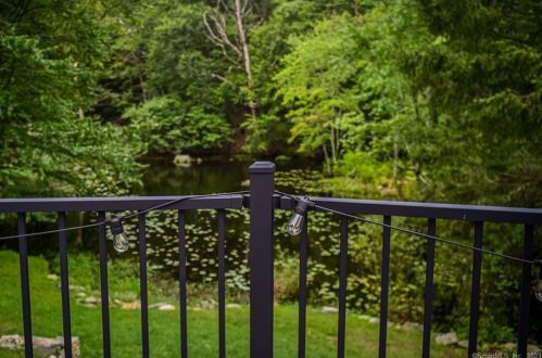 37 Walnut Hill Rd, Ridgefield CT  06877-2906 exterior