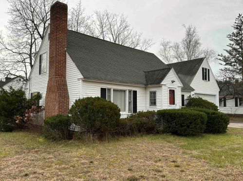 11 Canterbury Rd, Concord, NH 03301-5619