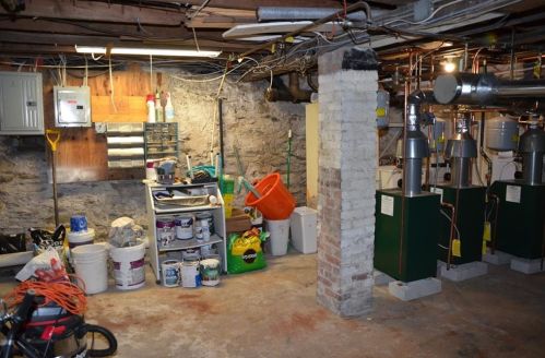 90 Gibbs Ave, Middletown RI 02840-2239 exterior