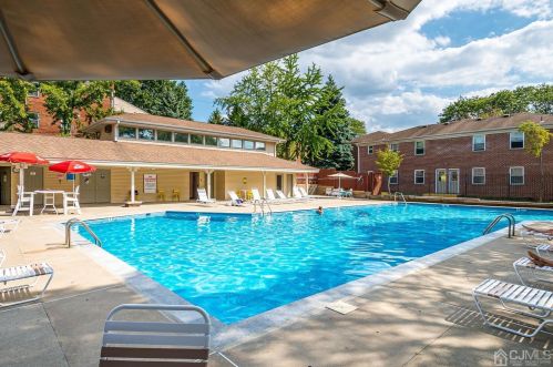 60 Fox Rd, Edison NJ  08817-4945 exterior