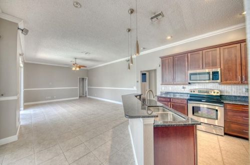 10041 Oasis Palm Dr, Tampa FL 33615-2779 exterior