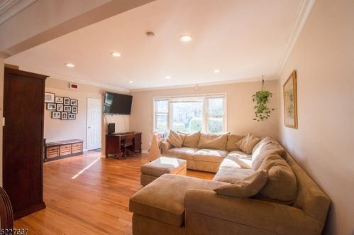 2 Kemp Dr, Springfield NJ  07081-2906 exterior