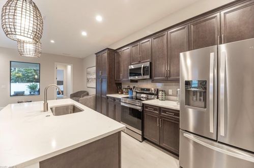 822 105 Ave, Naples FL 34108-1837 exterior