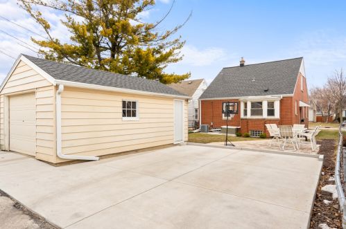 1817 53, Milwaukee WI 53208-1759 exterior