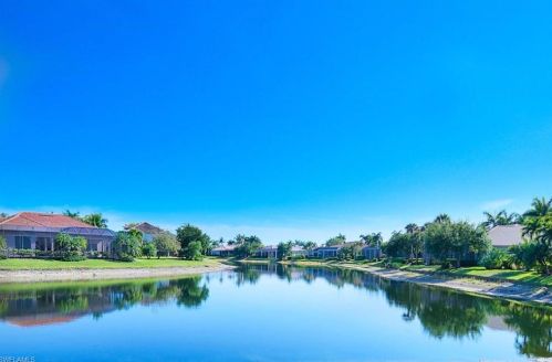 7829 Classics Dr, Naples FL 34113-3044 exterior