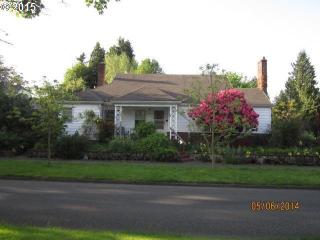 2737 Ainsworth St, Portland OR  97211-6157 exterior