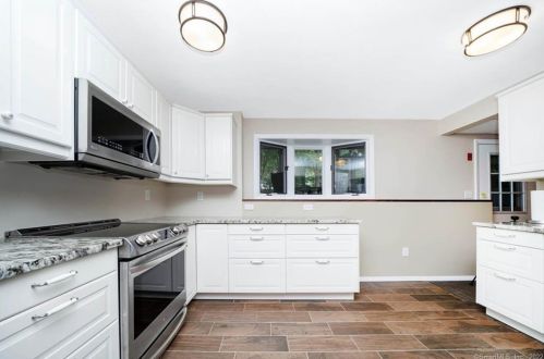 121 Grn Mdw Rd, Milford CT 06461-2258 exterior