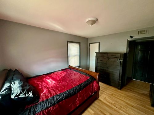 9312 Metcalf Pl, Milwaukee WI  53222-2649 exterior