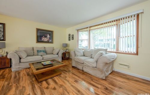 27 Munson Ct, Huntington Station, NY 11747-1632