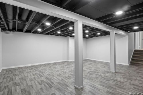 421 Beech Daly St, Dearborn Heights MI  48125-1000 exterior