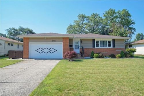 8601 Royal Rdg Dr, Cleveland OH  44129-6032 exterior
