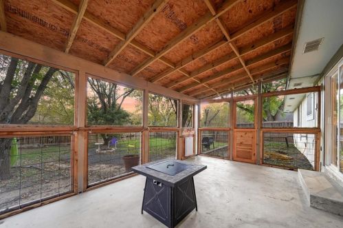 8408 Dixon Dr, Austin TX 78745-7515 exterior