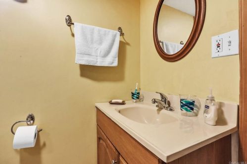 170 Madison Ave, Valhalla NY 10595-1827 exterior