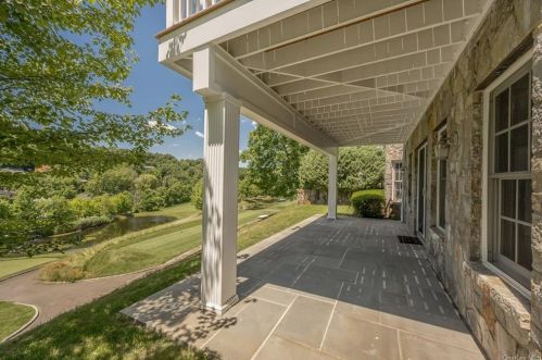 2 Shadow Tree Ln, Briarcliff NY 10510-2255 exterior