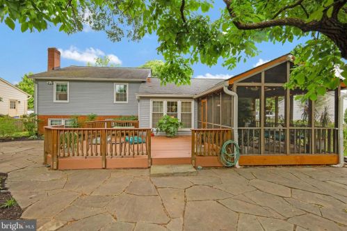 2105 Rampart Dr, Alexandria VA 22308-1537 exterior