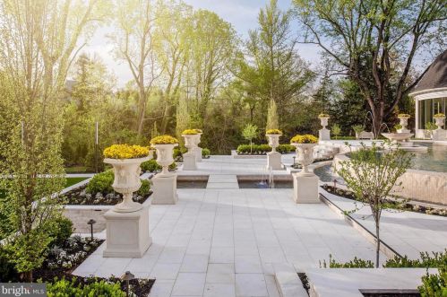 6431 Georgetown Pike, Mc Lean VA 22101-2212 exterior