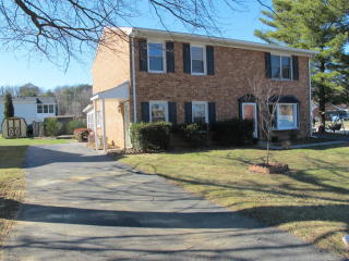 33 Hart Dr, Salem, VA 24153-4473