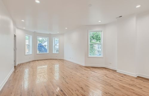 6400 Eberhart Ave, Chicago IL 60637-3325 exterior