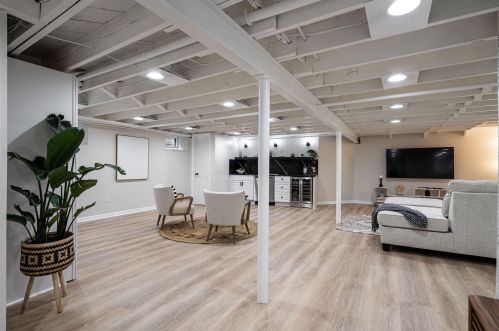 8934 Seneca Rd, Milwaukee WI 53217-2331 exterior