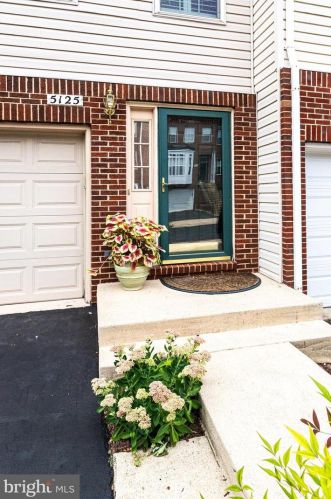 5125 Ballycastle Cir, Alexandria, VA 22315-5566