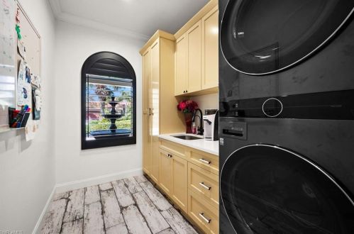 2039 Imperial Cir, Naples FL 34110-1036 exterior