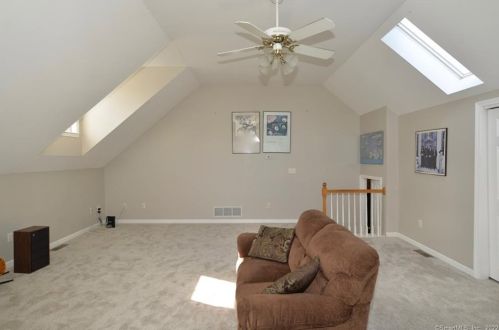 3 Commodore Hull Dr, Derby CT 06418-2255 exterior