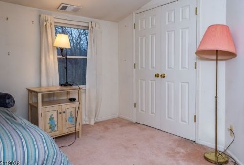 12 Oakwood Trl, Kinnelon NJ 07405-3115 exterior