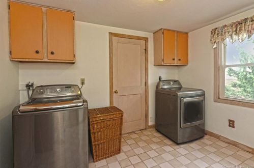 3 Hillcrest Ave, Milford CT 06460-7333 exterior