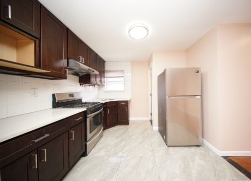 1004 Huntington Ave, Bronx NY  10465-1944 exterior