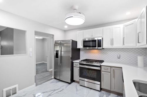 1044 Renshaw Dr, Saint Louis MO 63135-2833 exterior