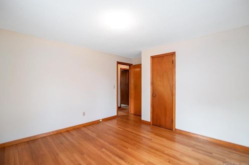 2 Edward Ave, Enfield CT 06082-3703 exterior