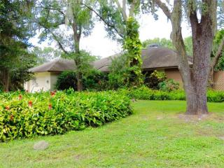 10401 Oakbrook Dr, Tampa FL  33618-5352 exterior