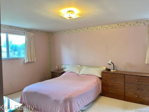 5975 Hubbell St, Dearborn Heights MI 48127-2445 exterior