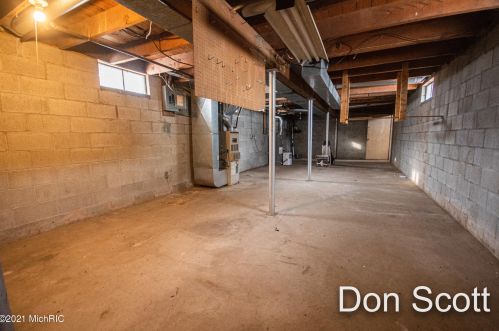 816 Spring St, Sylvan Beach MI 49461-1071 exterior