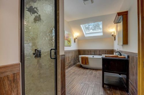 6990 Barnett Ln, Milwaukee WI 53217-3606 exterior