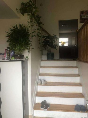 957 Kilmer Ln, Valley Stream, NY 11581-3103