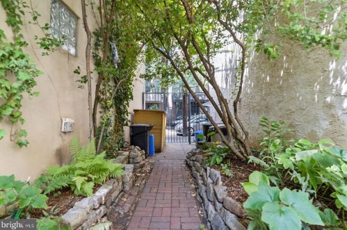 525 Fitzwater St, Philadelphia PA 19147-3029 exterior