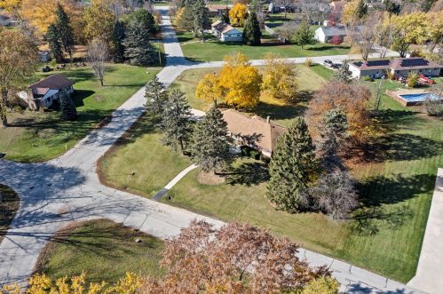 5193 Tuckaway Dr, Milwaukee WI 53221-3743 exterior