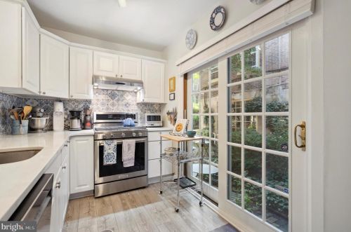 330 Camac St, Philadelphia PA 19107-5926 exterior